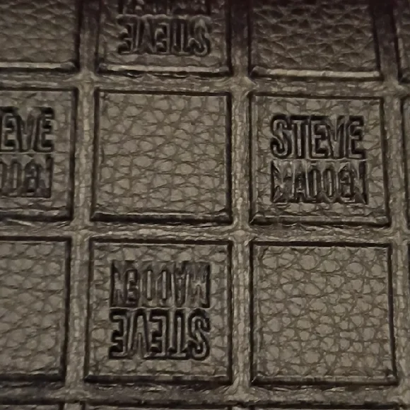 NWT🎁FREE GIFT INCLUDED🎁Steve Madden Black Wristlet with Gold Brand Logo - Picture 13 of 16